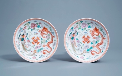 Une paire de plats en porcelaine de Chine famille rose à décor de dragon et phénix, marque de Qianlong, 20ème siècle