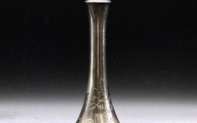 Vase - Silver - Signed Shōzan tō 勝山刀 and with mark jungin 純銀 (pure silver) - An elegant silver vase with a long neck - Japan - Shōwa period (1926-1989)