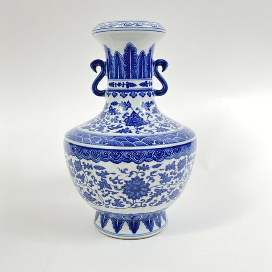 Vase balustre à col agrémenté de deux anses en porcelaine bleu/blanc de style Q…