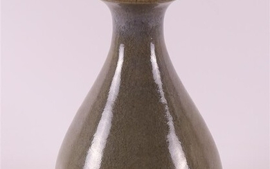 Vase en porcelaine céladon en forme de poire, Chine, XXe siècle, h 31 cm.