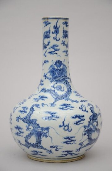 Vase en porcelaine de Chine bleu et blanc 'dragons', 19ième siècle (*) (37cm)
