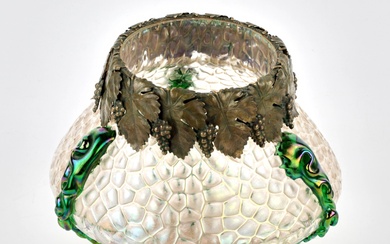 Vase en verre Art Nouveau. Environs. 1900. Verre transparent avec ornement irise, masse de verre...