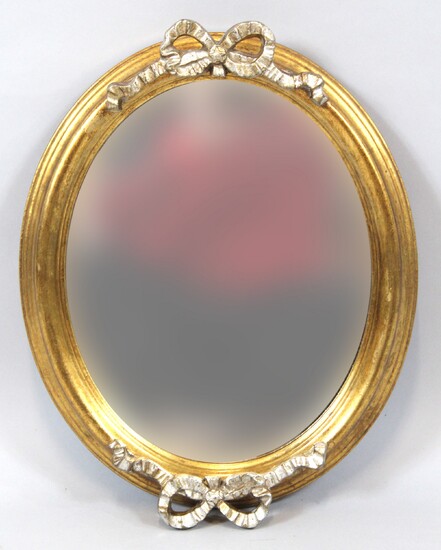 Vassoio a specchio di linea ovale, in legno dorato, cm. 38x31.