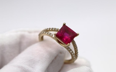 Vintage 10K Yellow Gold Pink Ruby Princess-Cut Centerstone Ring with 36 diamonds on sides. Size 8.5.