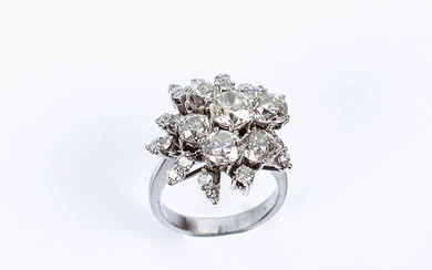 Vintage ring in white gold and 'open' diamonds, center...