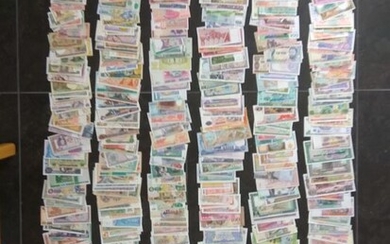 World - 600 different banknotes Various dates