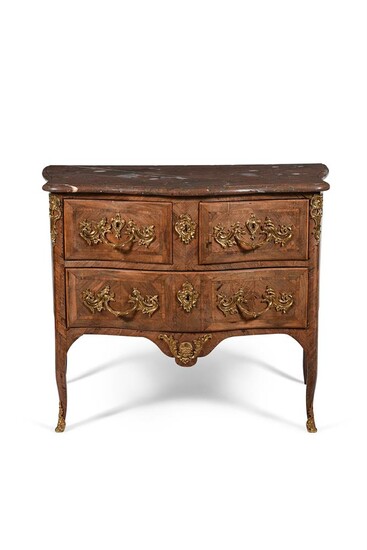 Y A LOUIS XV/XVI TRANSITIONAL ROSEWOOD, TULIPWOOD CROSSBANDED AND ORMOLU MOUNTED COMMODE, CIRCA 1770