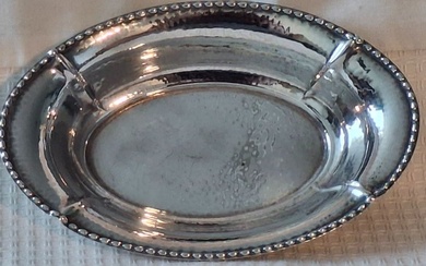 Zilveren ovale schaal, voorheen verkocht door W.J.J.van Pampus (juwelier kalverstraat Amsterdam) - Platter - Silver Oval bowl with decorated edge in excellent condition - .830 silver