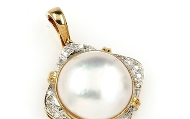 14 kt gold pendant with mabepearl and diamonds...
