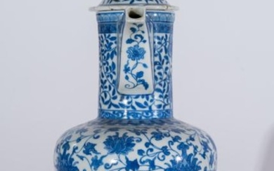 Arte Cinese A blue and white porcelain ewer and cover