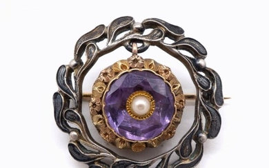 18K silver and yellow gold brooch holding an amethyst and a pearl tassel in a decoration of leaves. Diameter: 3 cm. Gross weight : 11.16 gr. An amethyst, pearl, silver and gold brooch.