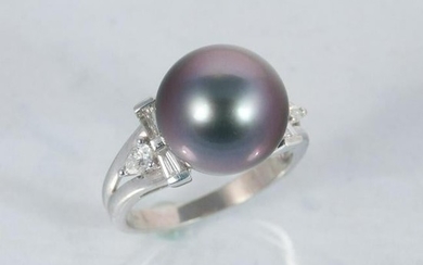 18K white gold ring with one Tahitian black pearl and