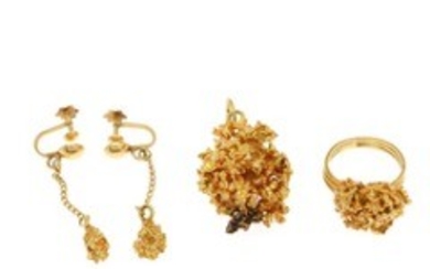 1927/1144 - A 14k gold jewellery collection comprising a ring, a pendant and a pair of ear screws. Size 50. L. 3.5 and 4 cm. Total weight app. 25 g. (4)