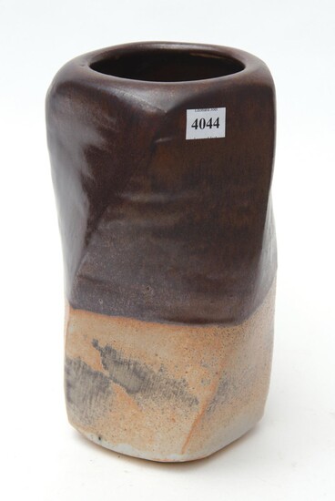 1960S JAPANESE POTTERY VASE WITH IMPRESSED MARK AND INCISED INITIALS TO BASE