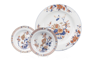 2 assiettes et 1 plat en porcelaine Imari, Chine, XVIIIe s., décor de fleurs, diam. 22,5 cm (assiettes), diam. 39 cm (plat)