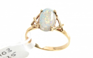 A SOLID OPAL RING IN 9CT GOLD, SIZE N
