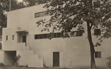 Thérèse Bonney Syracuse, New York 1894 – 1978 Paris Maison pour Monsieur Auguste Michel, rue Georges-Ville, Versailles (1925). Vue de la façade sur le jardin. Architect: André Lurçat.