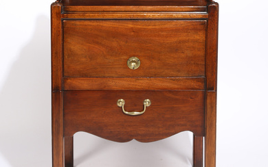A GEORGE III MAHOGANY TRAY TOP BEDSIDE COMMODE.