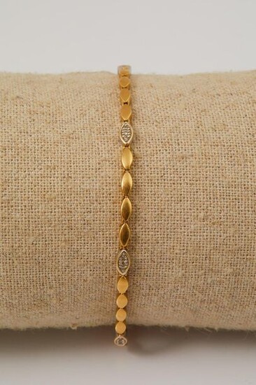 344-An articulated bracelet in yellow gold punctuated with small diamonds, wrist 18.5 cm, weight 7.2 g
