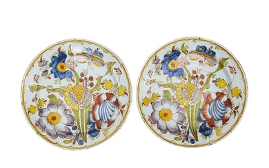 44- English Delft (probably): pair of round dishes...