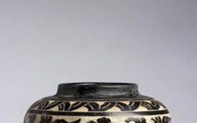 A CIZHOU GLOBULAR CARVED ‘PEONIES’ JAR Jin dynasty 18 cm...