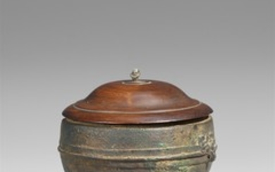 A small bronze basin. Han dynasty