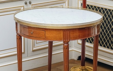 Table bouillotte d'époque Louis XVI en placage d'acajou, pieds cannelés, marbre blanc, h. 71 cm, diam. 77 cm