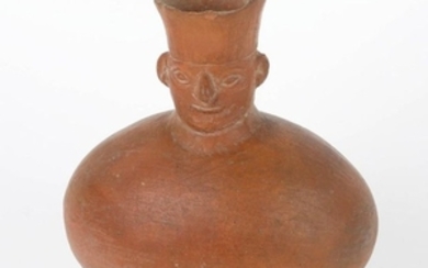 Vase figure en terre cuite dont le col est décoré …