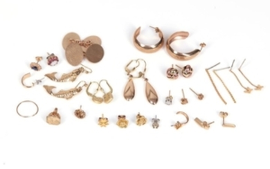 A collection of jewellery, including a pair of...