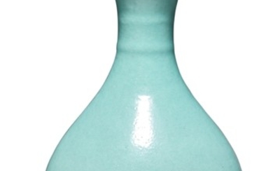 A PALE TURQUOISE-GLAZED GARLIC-MOUTH BOTTLE VASE 19TH / 20TH CENTURY