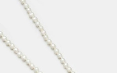 Diamant-Solitäranhänger mit feiner Perlenkette