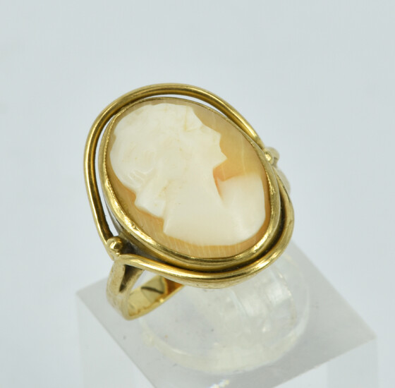 A 9CT GOLD CAMEO RING