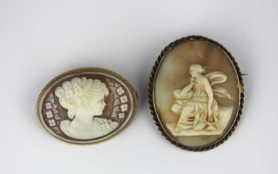 A 9ct gold mounted oval shell cameo brooch