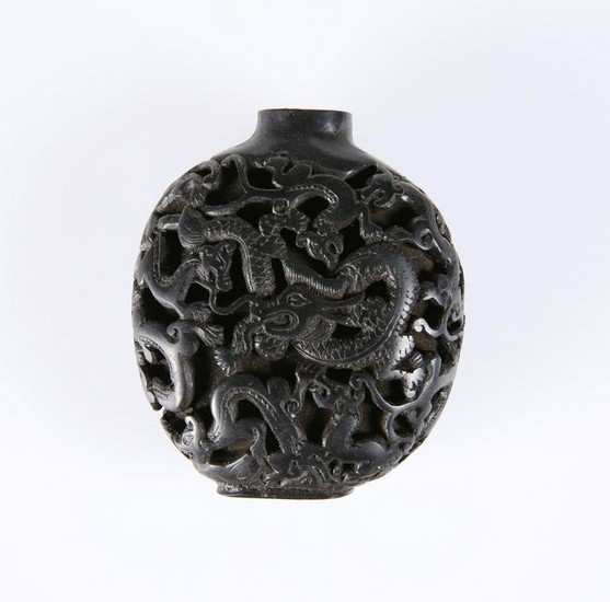 A CHINESE BLACK CINNABAR LACQUER SNUFF BOTTLE, 19TH