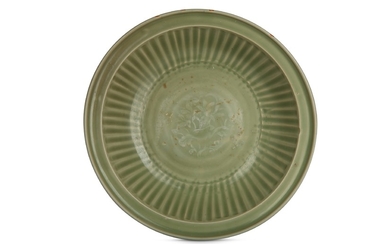 A CHINESE LONGQUAN CELADON CHARGER.