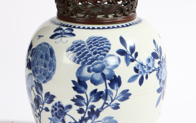 A CHINESE PORCELAIN BLUE & WHITE GINGER JAR, KANGXI.