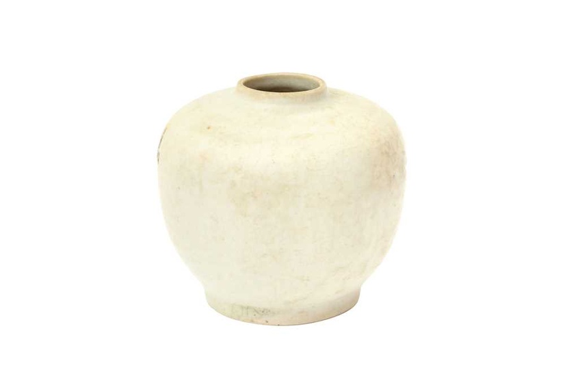 A CHINESE WHITE-GLAZED OCTAGONAL JARLET 宋至元 白釉八棱小罐