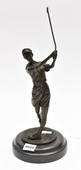A CONTEMPORARY BRONZE OF A FEMALE GOLFER ON MARBLE BASE (30CM HIGH)