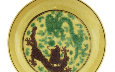 A Chinese Imperial porcelain sancai saucer dish