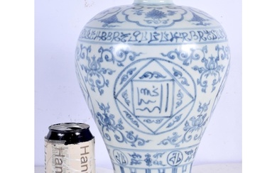 A Chinese Porcelain blue and white Meiping vase decorative w...