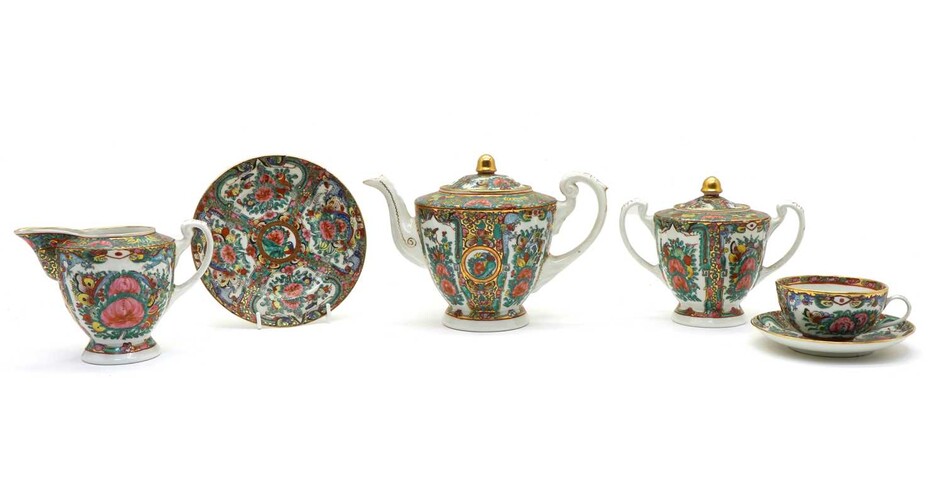 A Chinese export porcelain tea set
