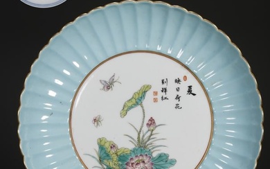 A GLAZED PORCELAIN PLATE, WITH FLOWERS DESIGN.