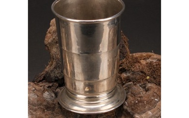 A George V silver collapsible travelling beaker, 8cm high, B...