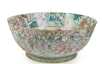 A LARGE CHINESE EXPORT FAMILLE ROSE PORCELAIN PUNCH BOWL QING DYNASTY, LATE 18TH/EARLY 19TH CENTURY