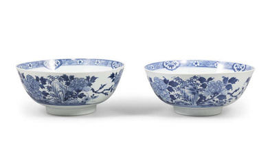 A PAIR OF BIG BLUE AND WHITE ‘FLOWERS’ BOWLS