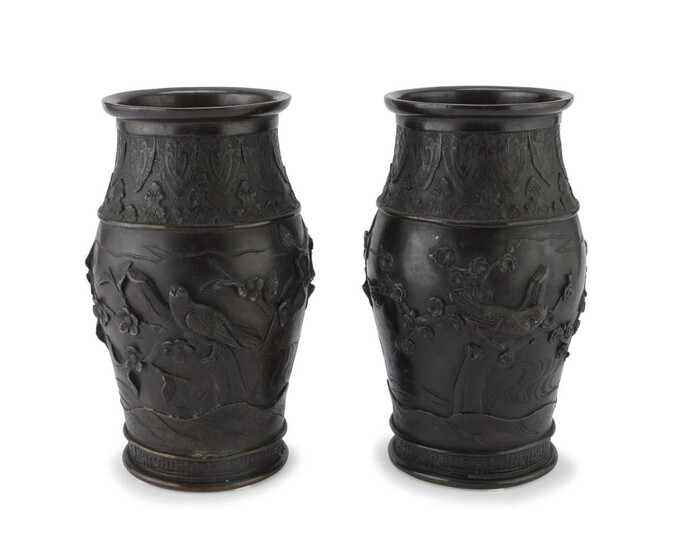 A PAIR OF JAPANESE BRONZE VASES EARLY 20TH CENTURY.