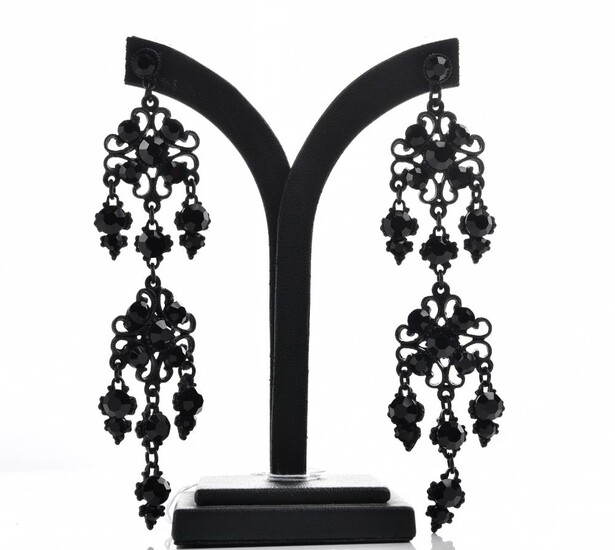 A PAIR OF LARGE BLACK DROP COSTUME EARRINGS, TO POST AND BUTTERFLY FITTINGS, LENGTH 10CM