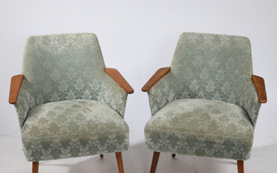 A PAIR OF MID 20TH CENTURY DANISH LOUNGE CHAIRS.