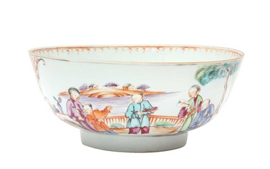 A SMALL CHINESE EXPORT FAMILLE-ROSE 'MANDARIN PALETTE' BOWL 清十八世紀 外銷粉彩人物故事圖紋盌