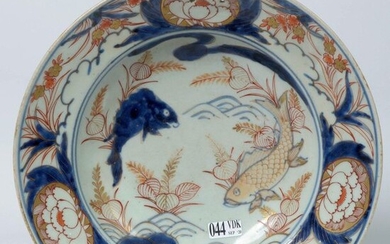 A bearded dish in Imari polychrome porcelain decorated with "Carps" and "Flowers". Japanese work. Period: 18th century. (A glitter at the heel). Diameter: +/-26,5cm.